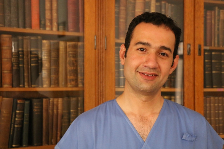 Obrázek: ahmed-chirurg-small