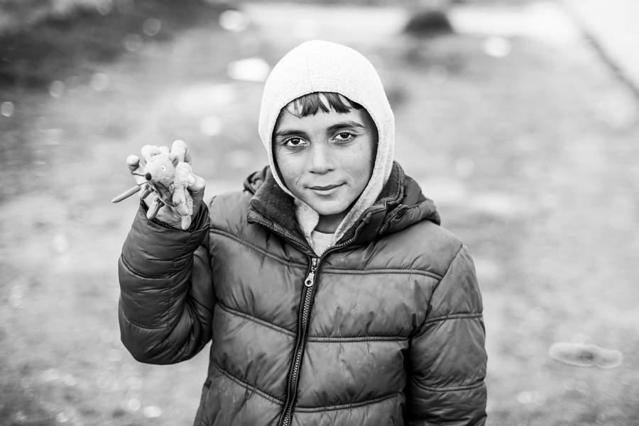 Idomeni 15 of 20 Neznámý chlapec s hračkou