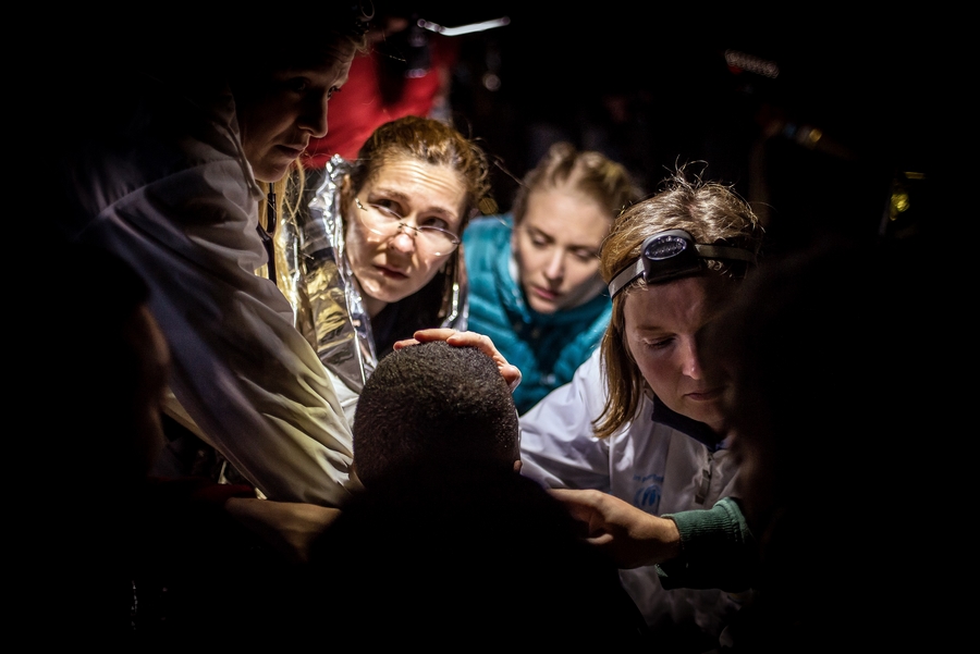 Lesbos 26 of 4 Tým dobrovolníků pomáhá podchlazenému muži