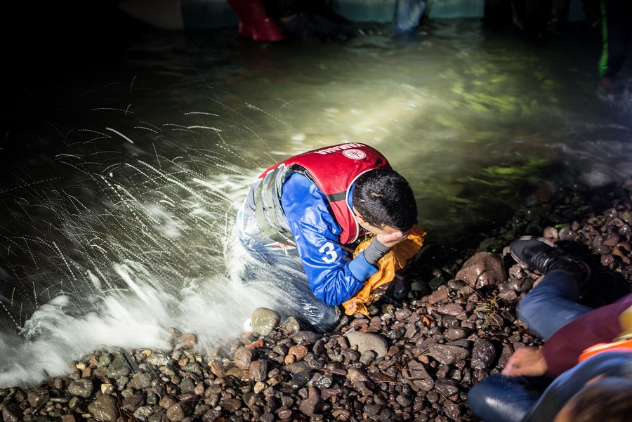 Lesbos 25 of 4 Neznámý muž děkuje že přežil noc ve člunu