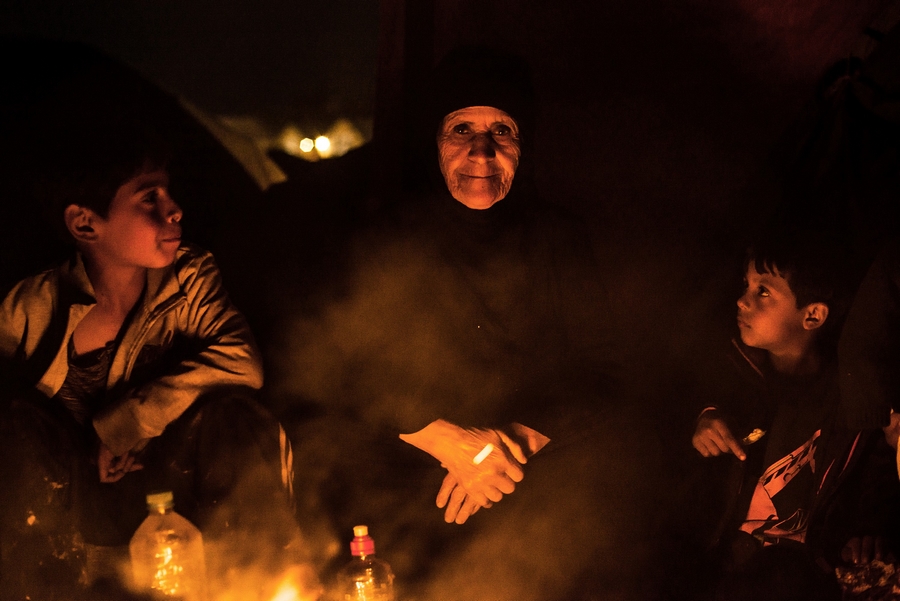 Idomeni 5 of 20 Rodina u ohně I