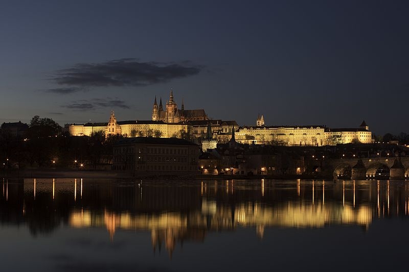 Obrázek: 800px-prague-castle-at-night