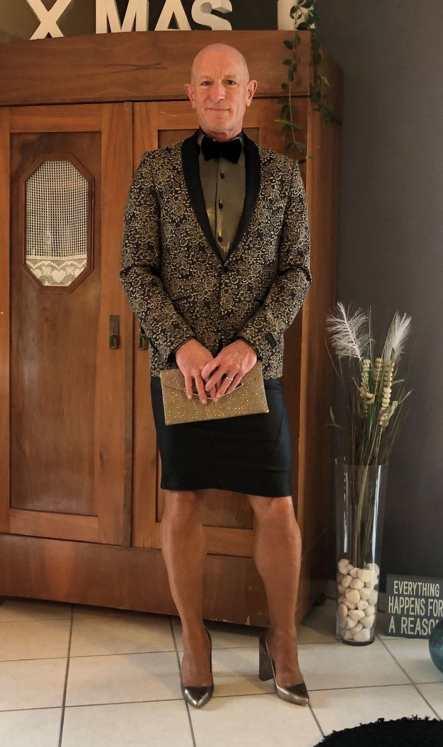 Obrázek: this-man-in-a-skirt-and-heels-is-breaking-taboos-questioning-standards-and-reinforcing-that-clothes-have-no-gender-5f87eeab39f6b-880