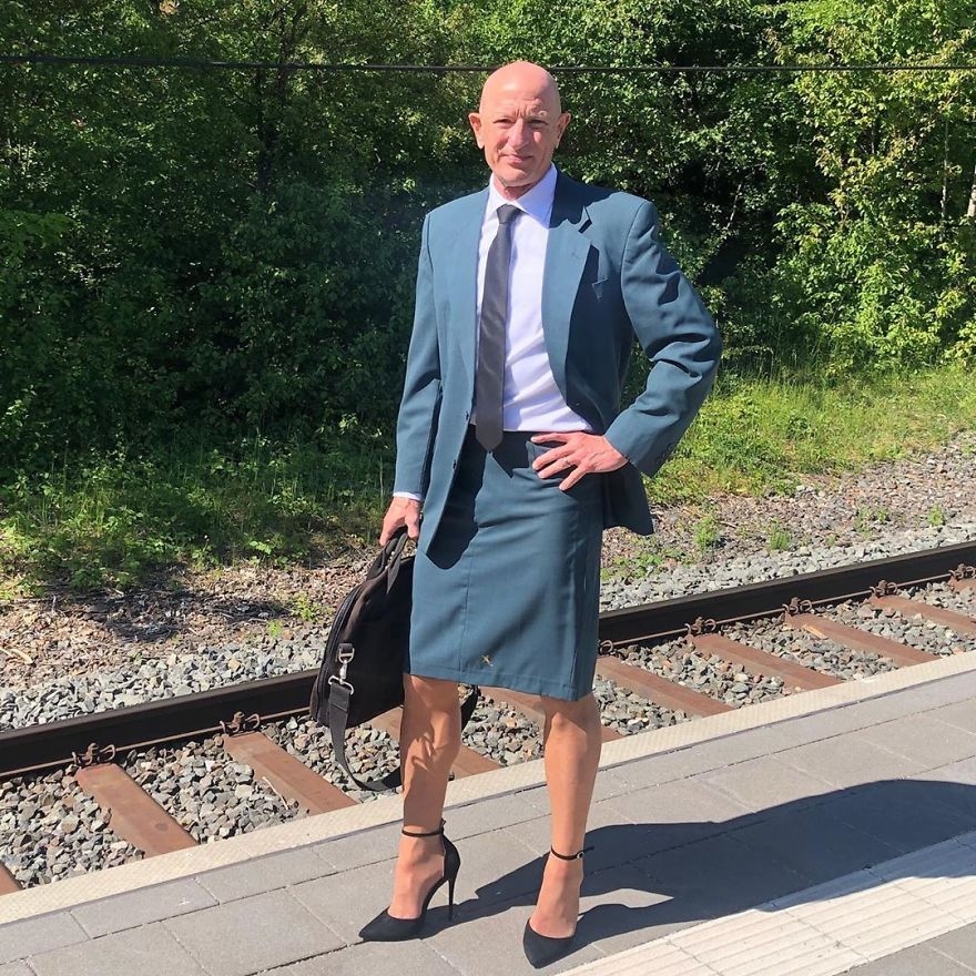 Obrázek: this-man-in-a-skirt-and-heels-is-breaking-taboos-questioning-standards-and-reinforcing-that-clothes-have-no-gender-5f87ee70aa9b6-880