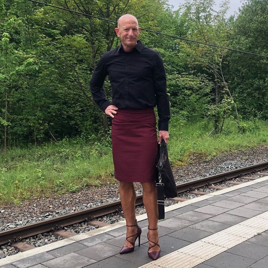 Obrázek: this-man-in-a-skirt-and-heels-is-breaking-taboos-questioning-standards-and-reinforcing-that-clothes-have-no-gender-5f87ee08cc388-880