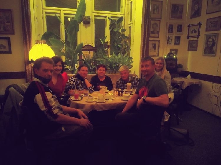 Obrázek: evzen-vojkuvka-s-prateli-v-oblibene-kavarne-kde-loni-oslavil-sedmdesatiny