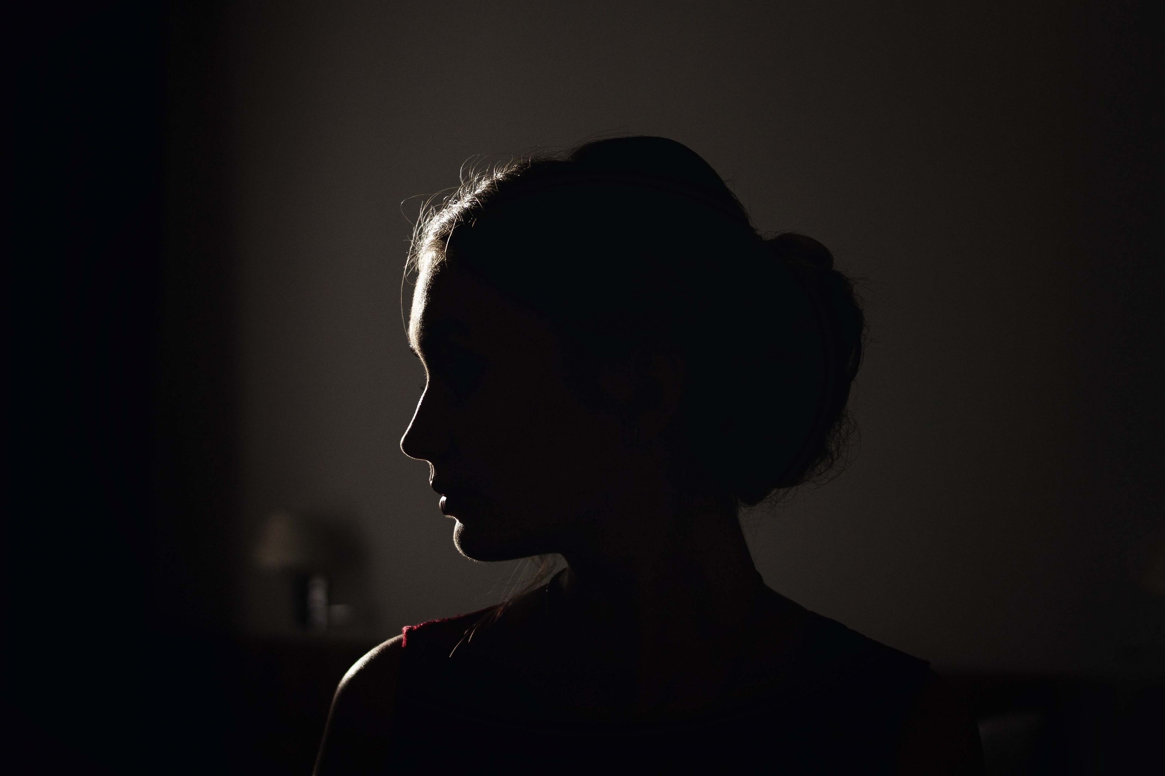 Obrázek: silhouette-silhouette-of-woman-person-person-image-1