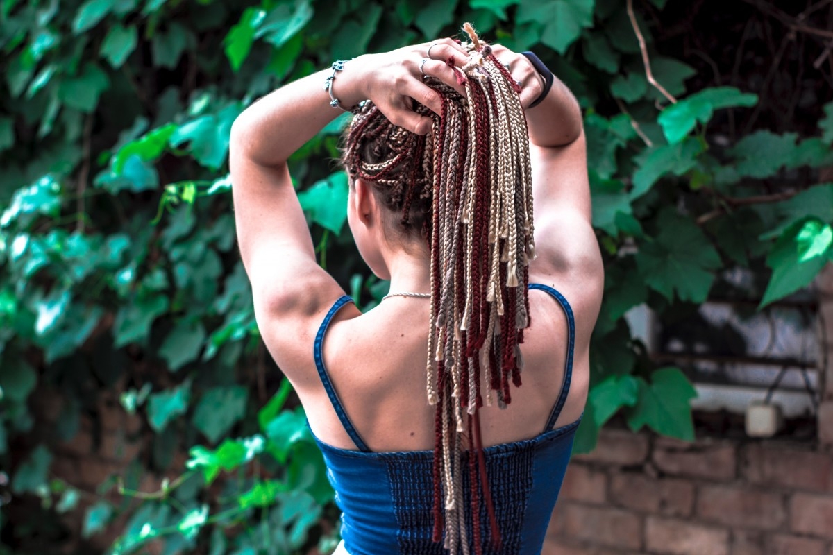 Obrázek: adult-back-view-beautiful-braided-hair-climbing-plant-dreadlocks-fashion-girl-1511919-jpg-d