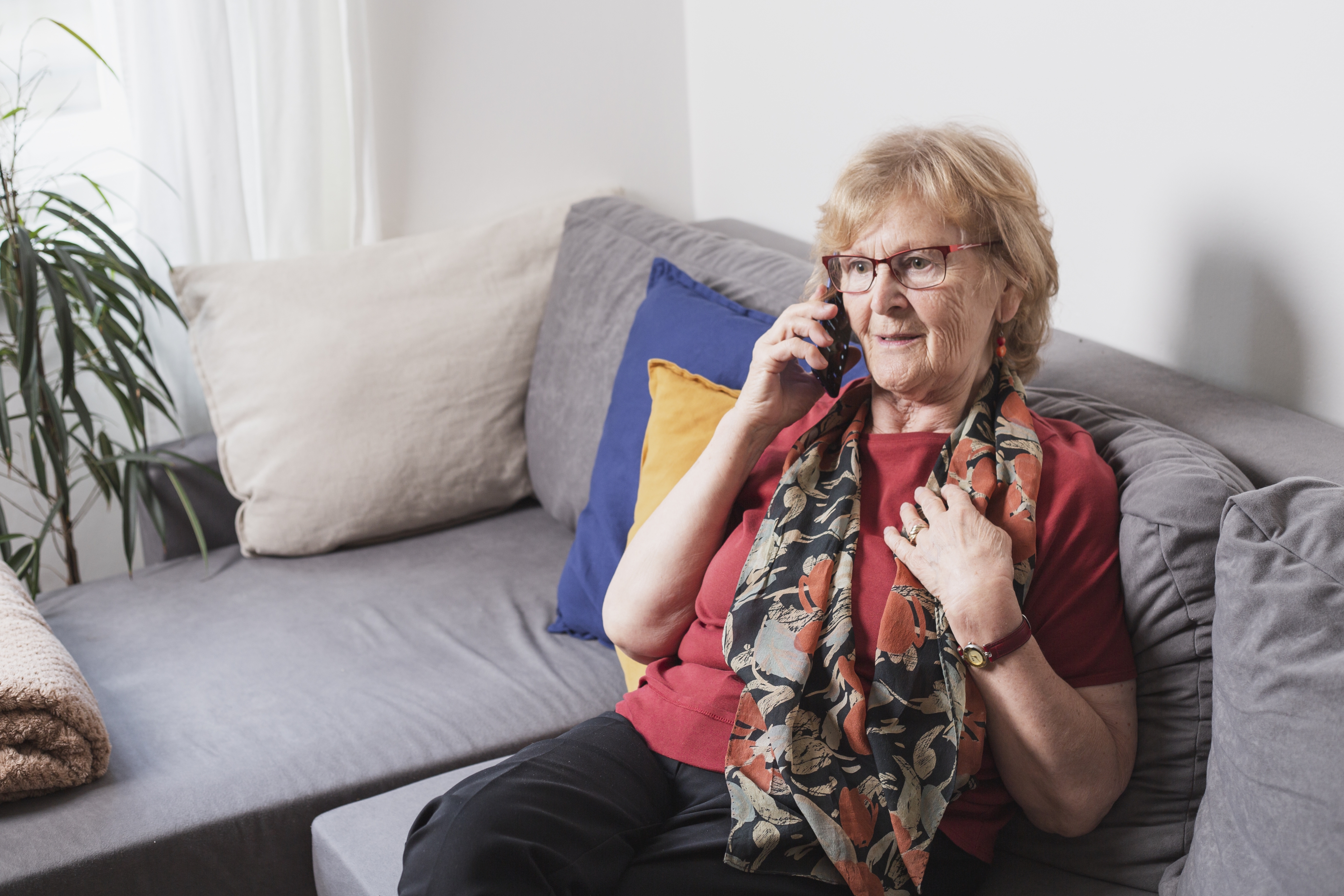 Obrázek: foto-senior-telefon-zivot-90