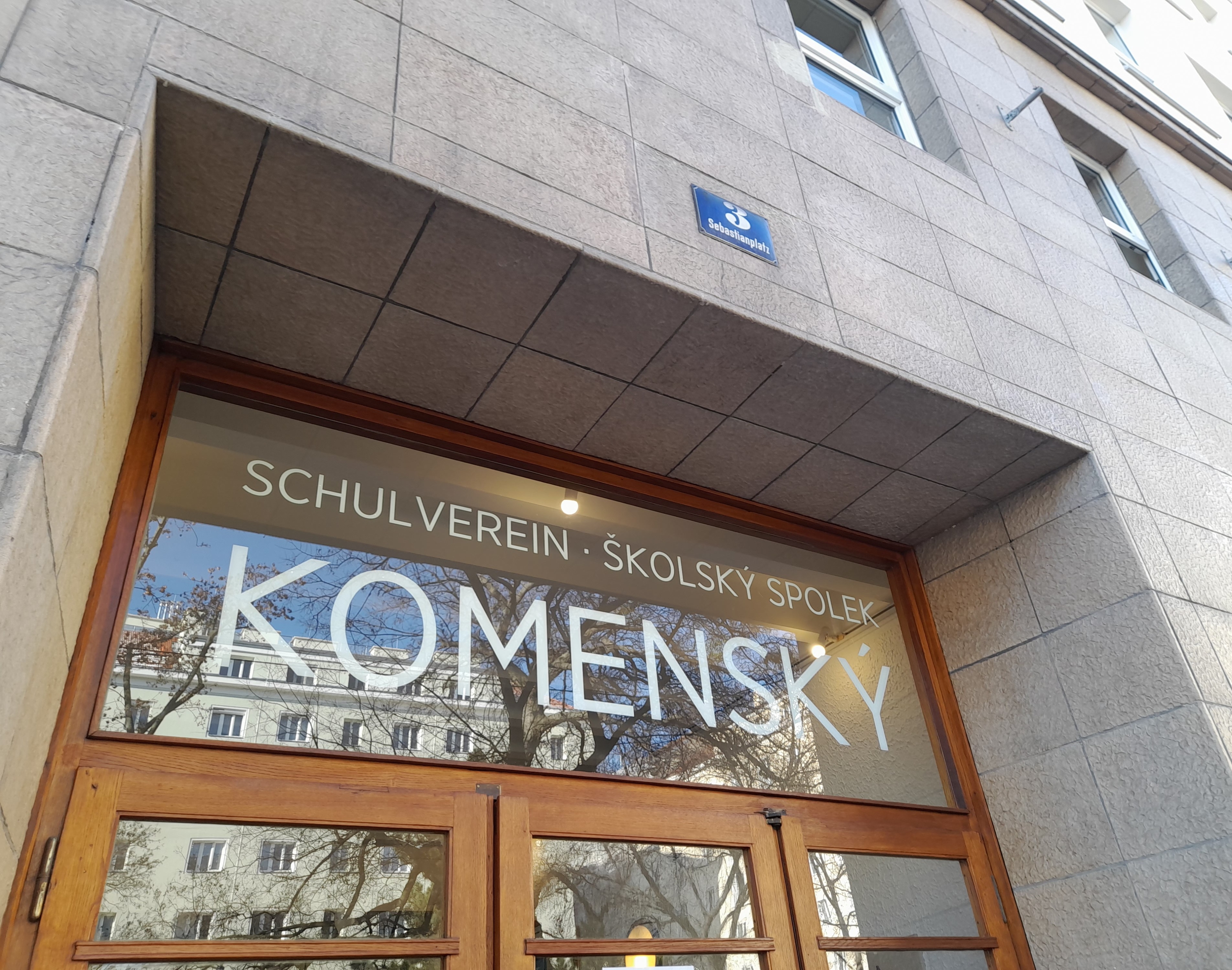 Obrázek: exterierkomenskehoskola-sebastianplatzviden-fotojuditamatyasova-8