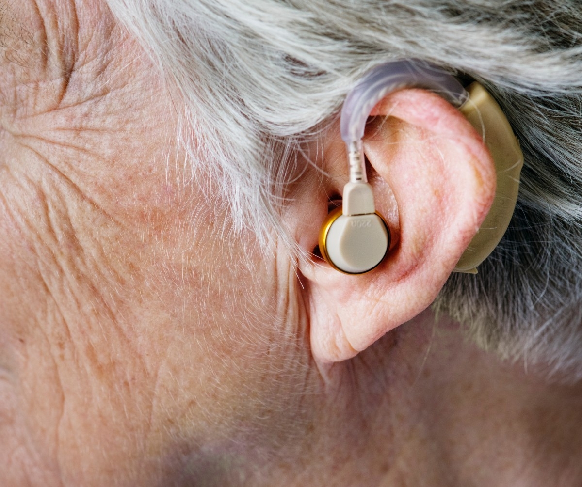 Obrázek: accessory-adult-aged-aging-aid-audiology-care-close-up-1545643-jpg-d