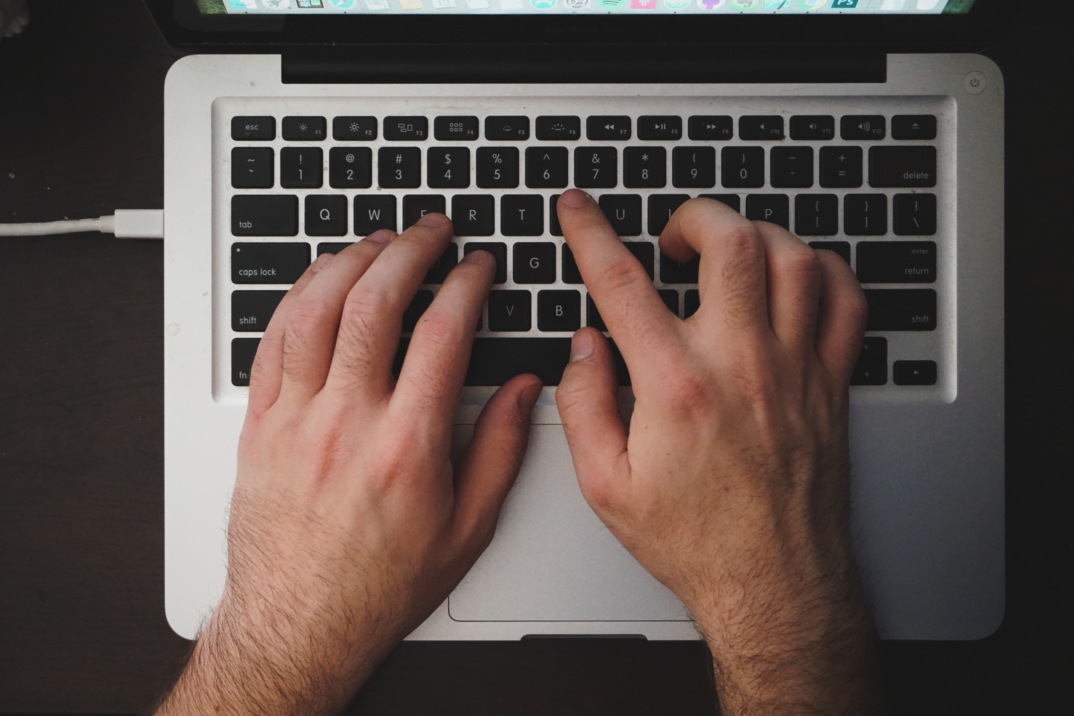 Obrázek: laptop-writing-hand-typing-man-keyboard-1031525-pxhere-com